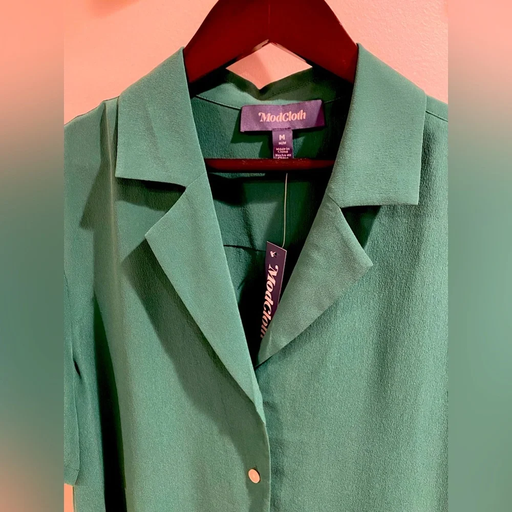 100% Silk Blouse ModCloth Green Camp Shirt Medium - Picture 3 of 8